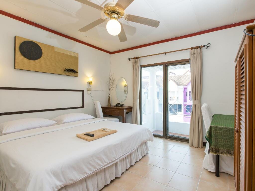 Connect Guesthouse  - gay resort in Patong beach