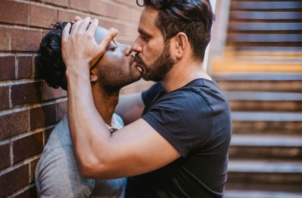10 Sexy Reasons To Try The Gay Hook Up Sniffies App!