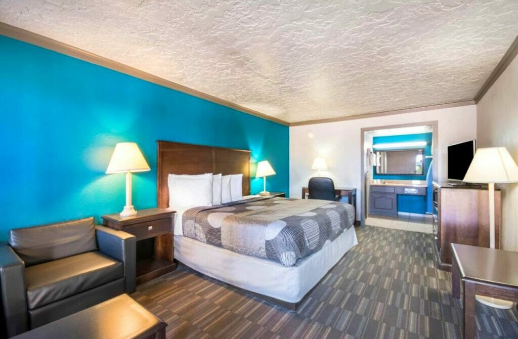 Econo Lodge Inn & Suites - Gay Hotel in Oklahoma City
