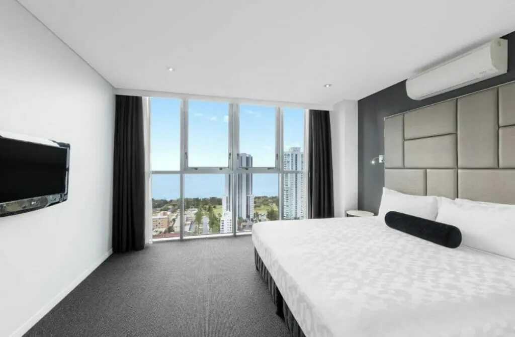 Meriton Suites Broadbeach - Gay Hotel in Gold Coast