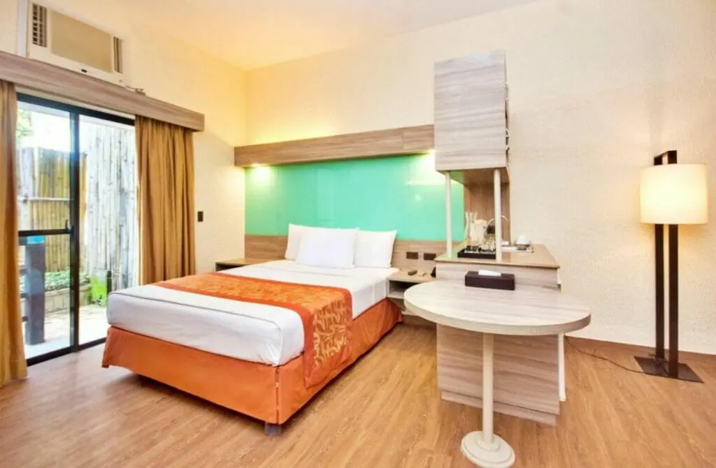 Microtel by Wyndham Boracay - Gay Hotel in Boracay