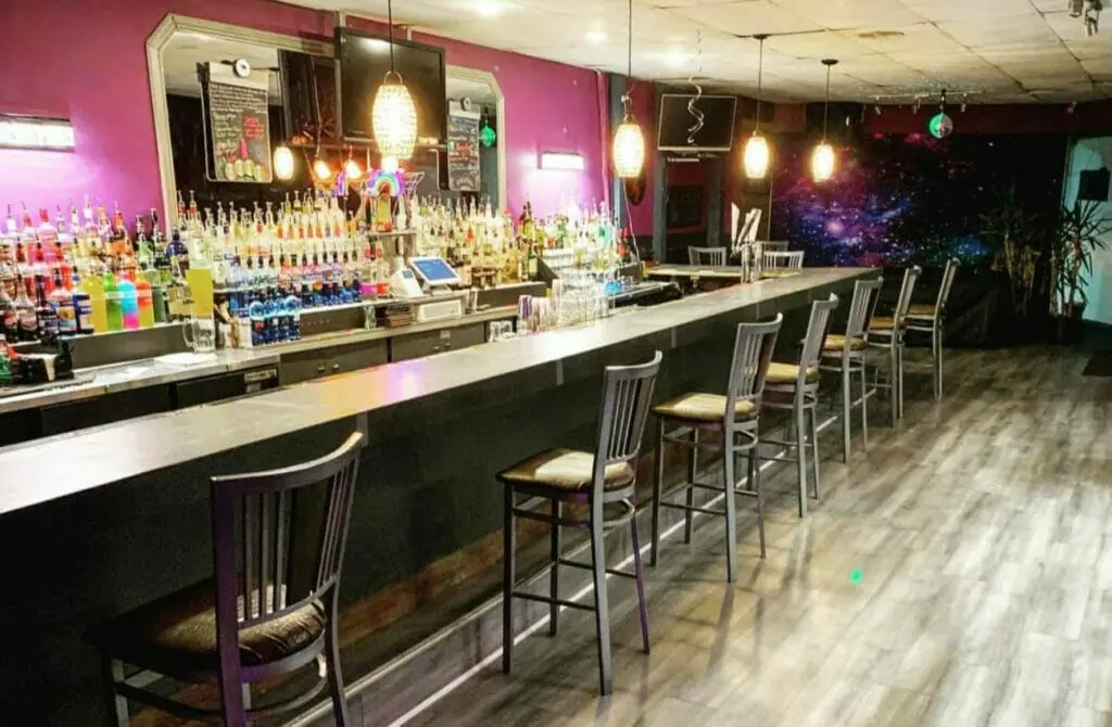 Vibe Bar + Patio - best gay nightlife in Cleveland