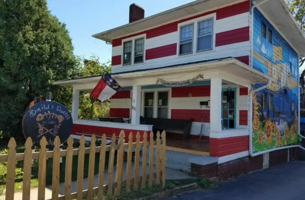 Bon Paul & Sharky's Hostel - Gay Hotel in Asheville