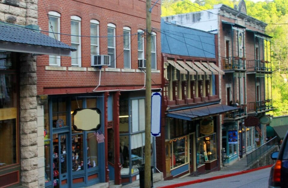 Moving To LGBTQ Eureka Springs, Arkansas? How To Find Your Perfect Gay Neighborhood!